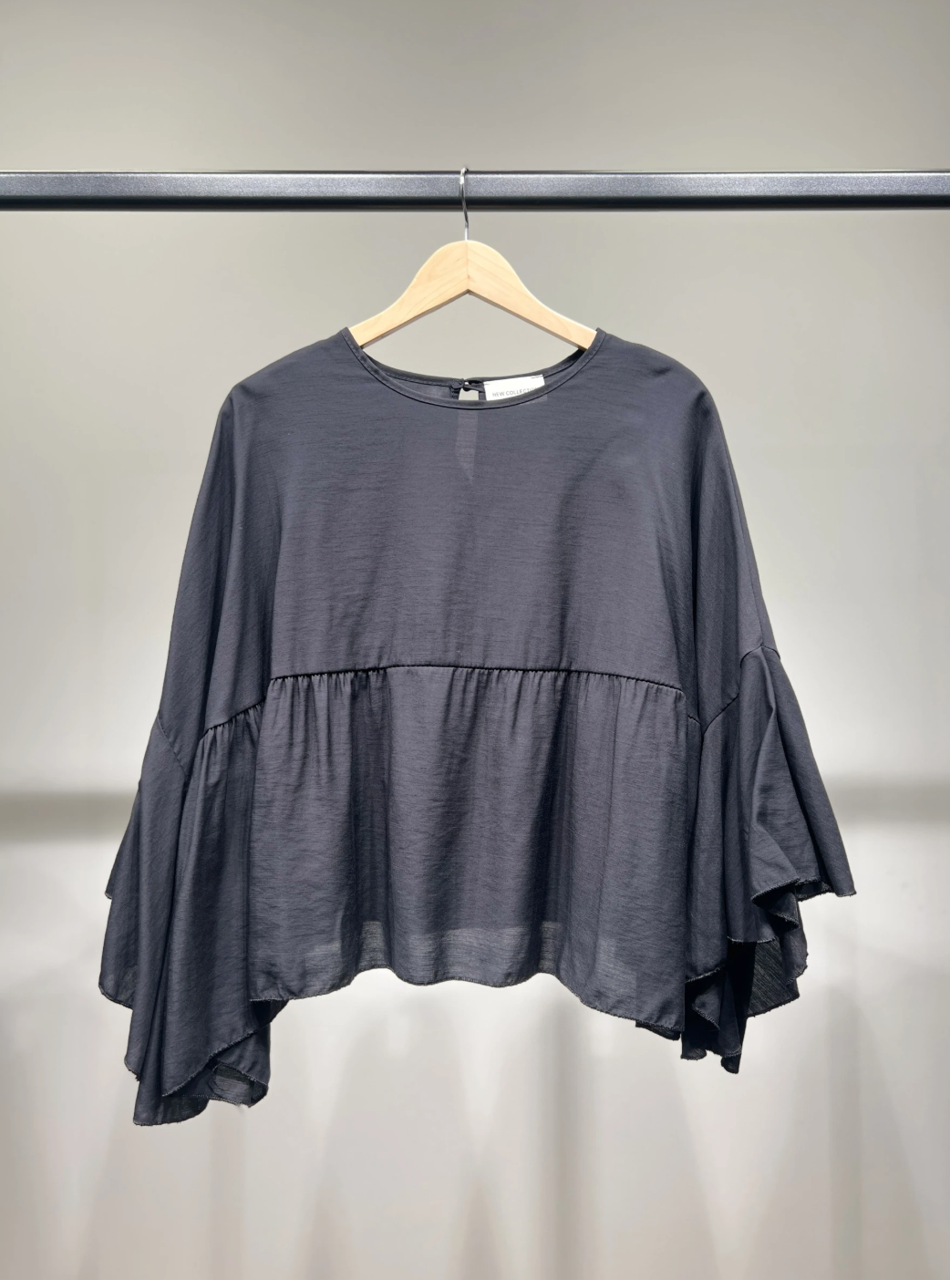Shirt "Flowy" in schwarz