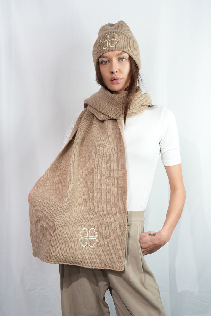 Gestricktes Mützen-Schal-Set mit gesticktem Gold-Kleeblatt