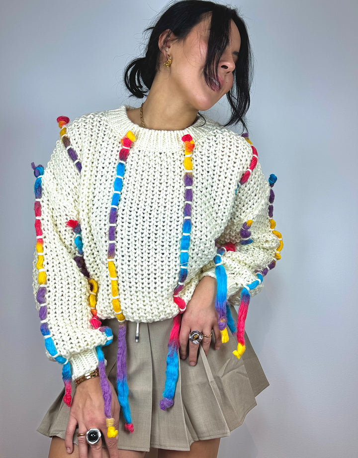 Handgefertiger Pullover mit Fransen und Rundhals