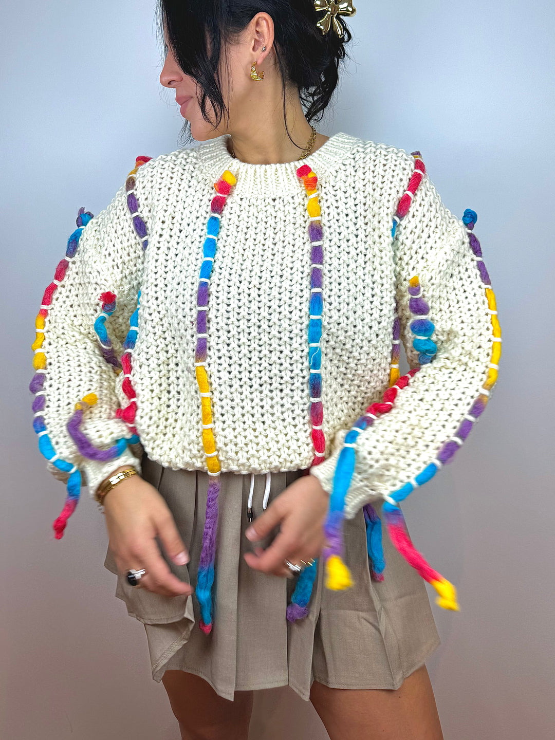 Handgefertiger Pullover mit Fransen und Rundhals