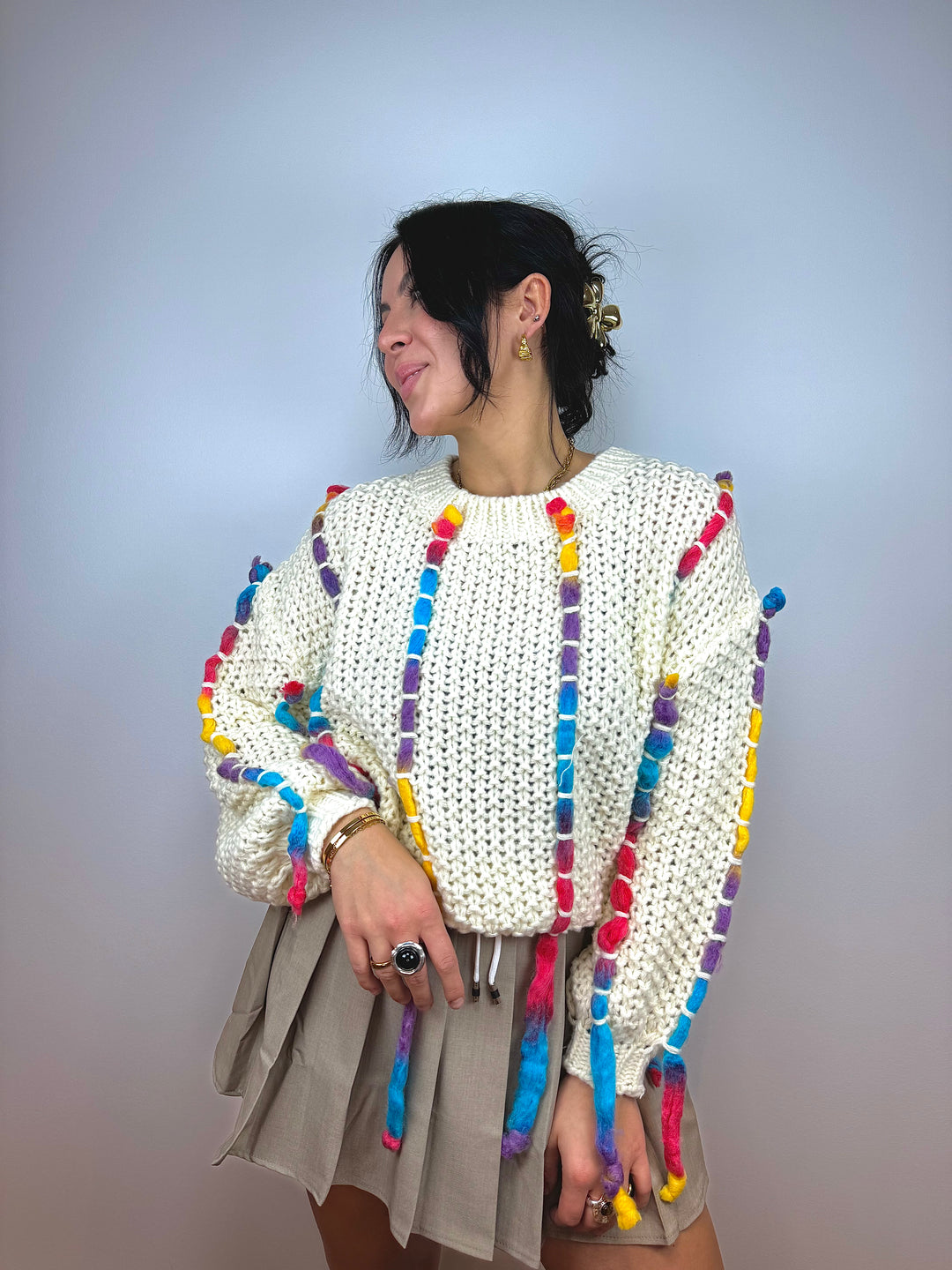 Handgefertiger Pullover mit Fransen und Rundhals