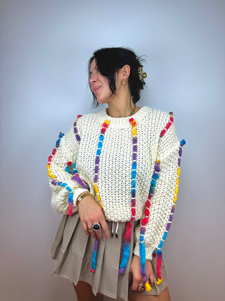 Handgefertiger Pullover mit Fransen und Rundhals