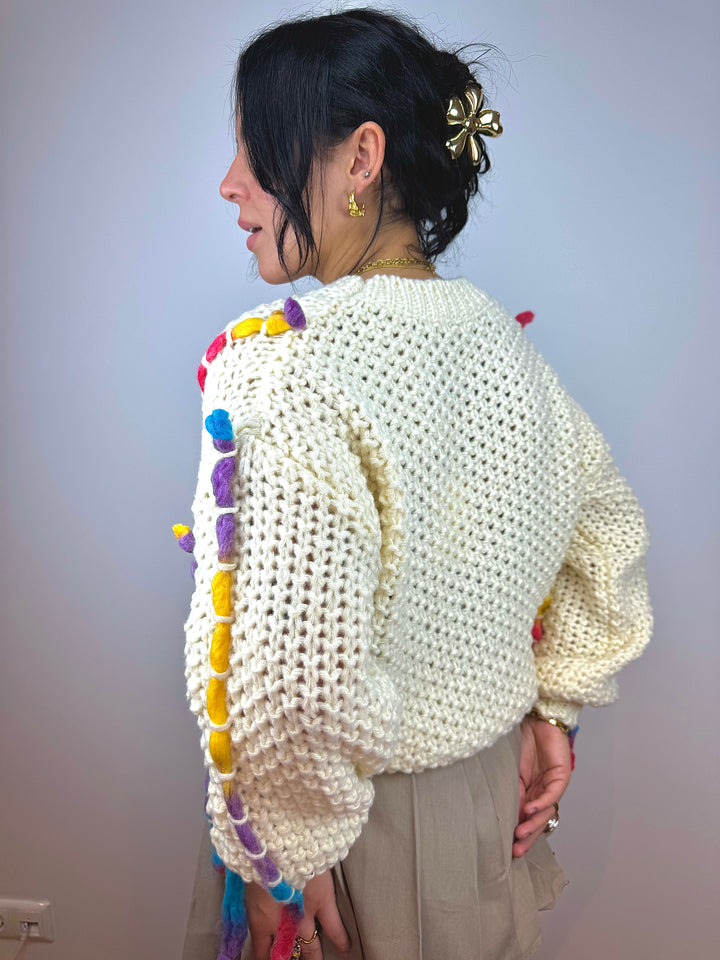 Handgefertiger Pullover mit Fransen und Rundhals