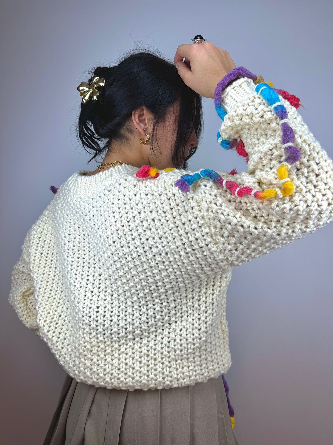 Handgefertiger Pullover mit Fransen und Rundhals