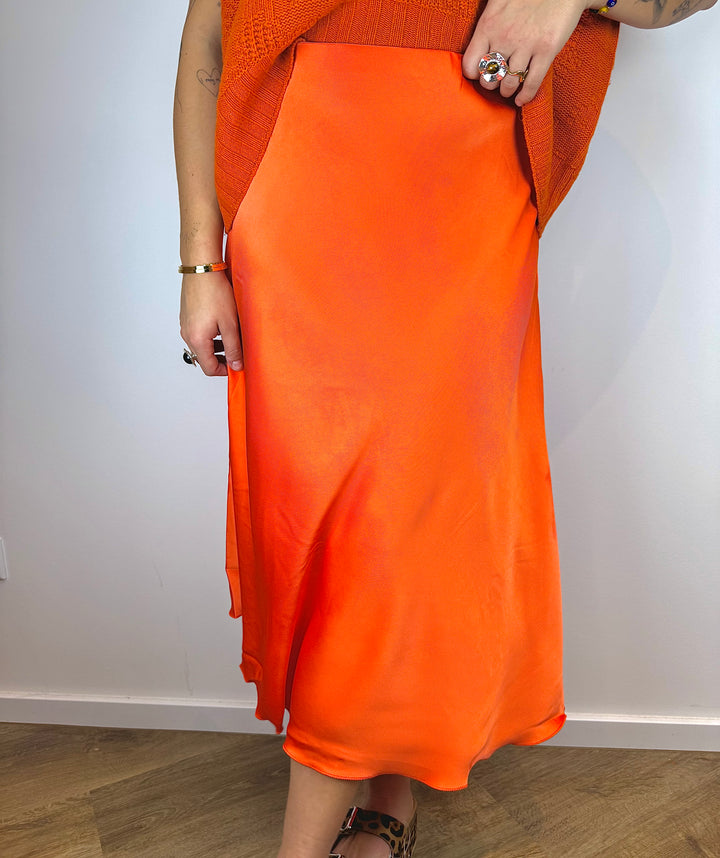 Mittellanger Satinrock, elastische Taille