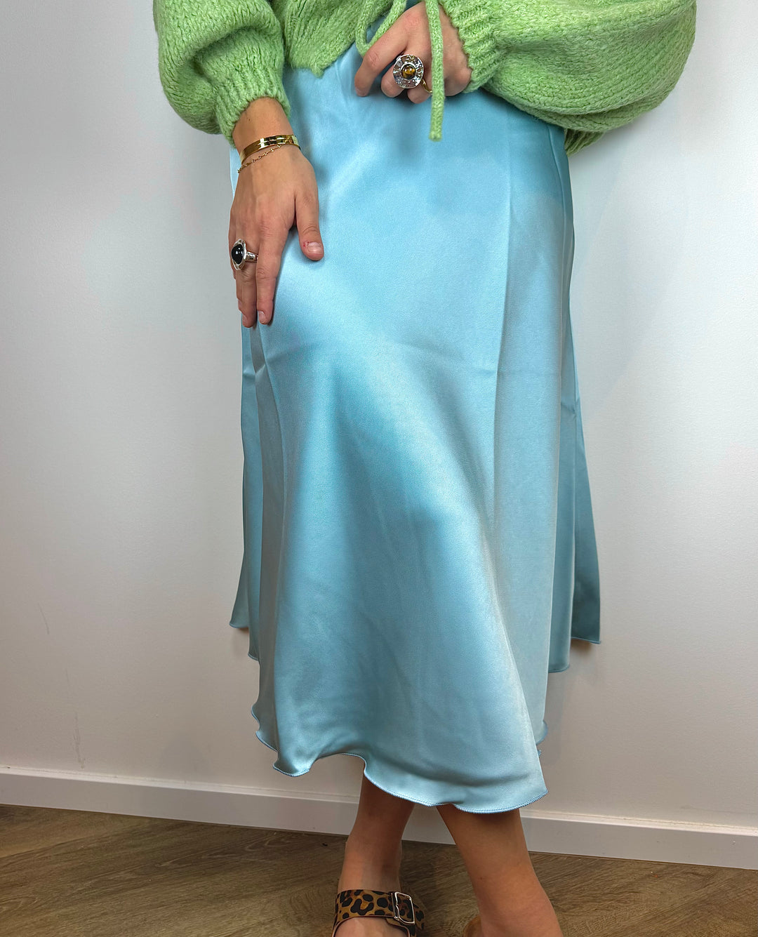 Mittellanger Satinrock, elastische Taille