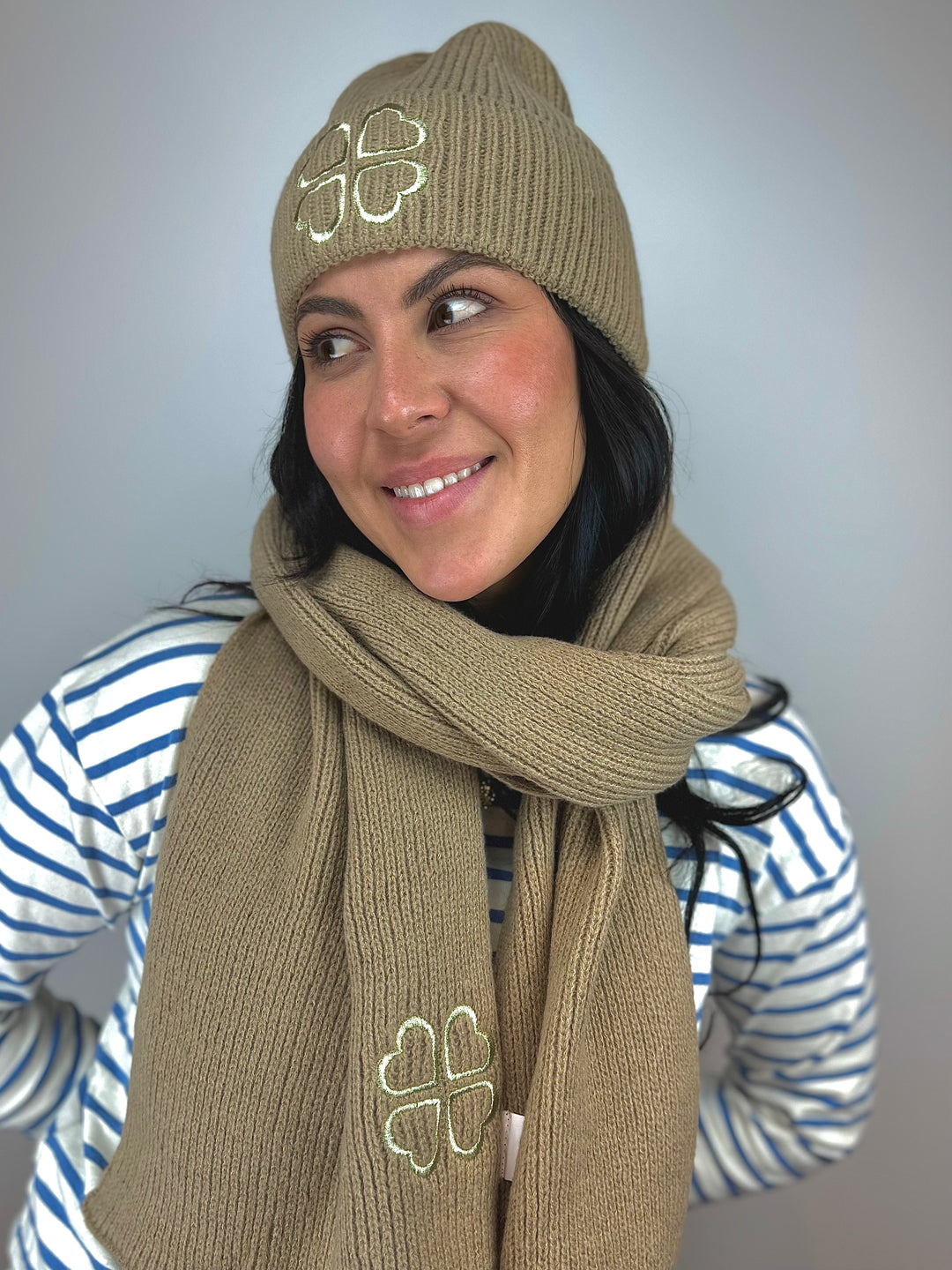 Gestricktes Mützen-Schal-Set mit gesticktem Gold-Kleeblatt