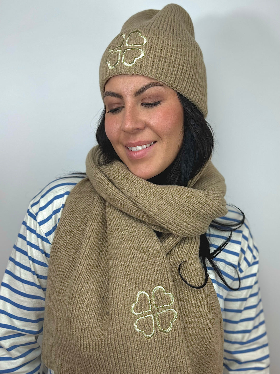 Gestricktes Mützen-Schal-Set mit gesticktem Gold-Kleeblatt