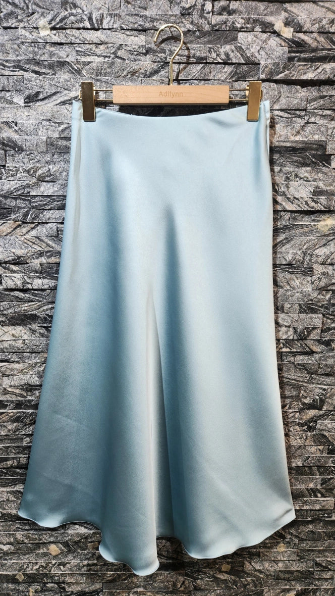 Mittellanger Satinrock, elastische Taille