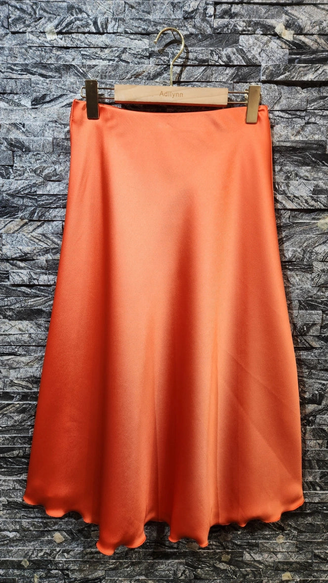 Mittellanger Satinrock, elastische Taille