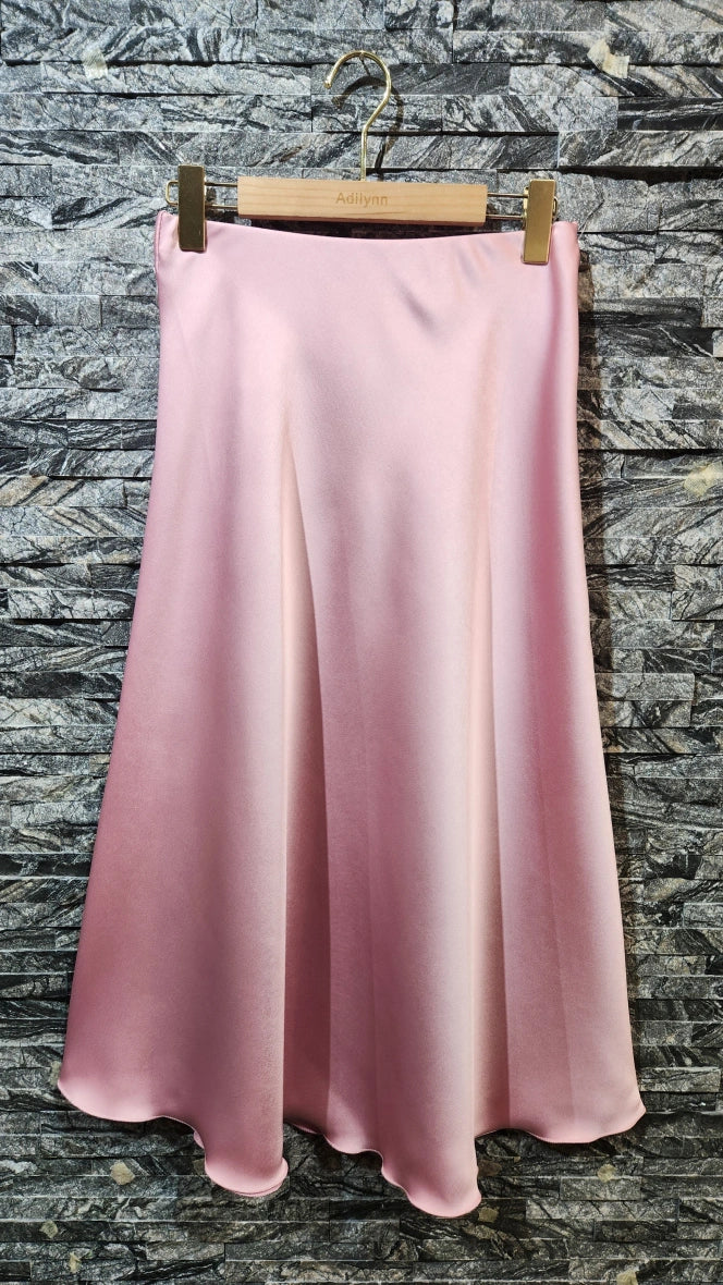 Mittellanger Satinrock, elastische Taille